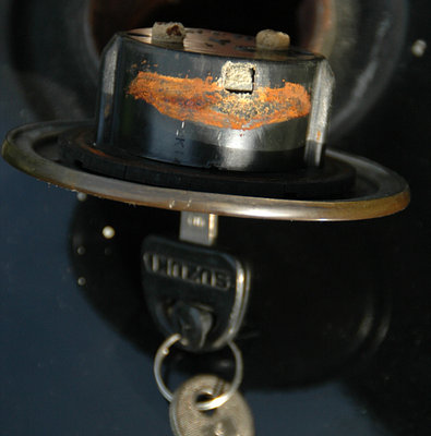 Tank001.jpg (111.61 KiB) 26329 mal betrachtet Welch Wunder ... plötzlich ließ sich der Deckel wie von Geisterhand öffnen.