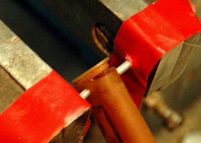 BENZINFILTER_001.jpg (108.14 KiB) 19122 mal betrachtet Kein passendes Werkzeug da, also: zwei M3 Schrauben mit Isolierband an Schraubstock geklebt und in die beiden Klemmungen gedrückt ...