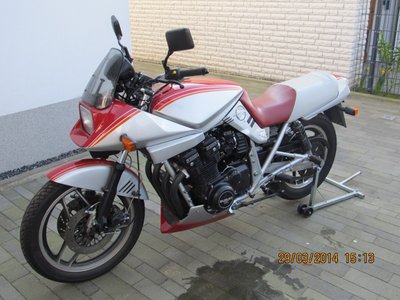 Katana01.jpg (198.51 KiB) 16482 mal betrachtet Silber / Rot - wurde wie die meisten wissen nicht in Deutschland vertrieben.