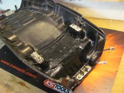 gefügt von unten.JPG (53.41 KiB) 7301 mal betrachtet Hier sieht man wie ich beide Auflagen wieder verbinde, Die geschraubten Bleche dienen nur der Fixierung.