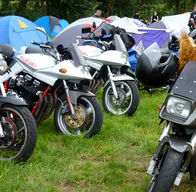 Alfsee2011_12.jpg (111.64 KiB) 4813 mal betrachtet Demnächst parkt die Katanas gefälligst an einer Stelle und nicht so verstreut!