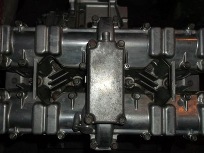 Ventildeckel- komplett entlackt mit dem CO² Püster.