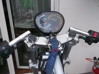 Tachogehäuserand lackiert und alles auf Hochglanz poliert