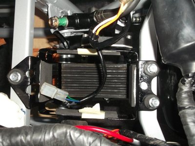 Batteriekasten mit neuen Gummis versehen und noch mit Tape fixiert.