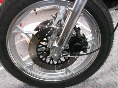 Vorderrad wurde professionell poliert.<br />Bermszangen sind wieder am Platze.<br />Stahlflex kommen nächstes Wochenende dran.