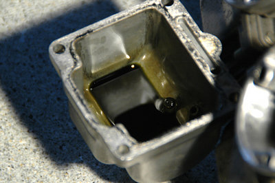 Vergaser001.jpg (104.64 KiB) 26777 mal betrachtet Wenn Benzin in die Jahre kommt, wird es im Vergaser grün (Oxidation von Messingteilen) und ist definitiv zu entsorgen ... auch wenn die Preise für den Kraftstoff kontinuierlich steigen und er so immer kostbarer wird. Gilt auch für den Rest im Tank .. den ich bislang noch nicht geöffnet bekommen habe.