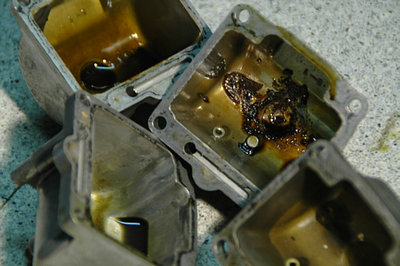 Vergaser003.jpg (118.29 KiB) 20373 mal betrachtet Als die kostbare Flüssigkeit abgegossen war, ergab sich folgendes Bild ... Ablagerungen und verharzt, dort wo die grüne Suppe stand. So wird der Rest im Vergaser ebenso aussehen.