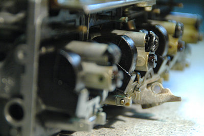 Vergaser005.jpg (107.53 KiB) 20391 mal betrachtet Die Kraftstoffdämpfe waren so aggressiv, dass sich die Gummistopfen im Vergaser aufgelöst haben.