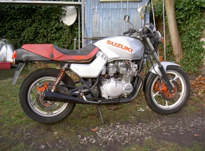 PICT2563.JPG (304.5 KiB) 7544 mal betrachtet Ein Deckel an der Nockenbank fehlt.