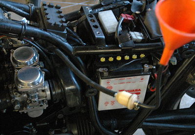 Benzintrichter.jpg (73.5 KiB) 19220 mal betrachtet Notversorgung des Vergasers, solange der Tank den Zugang verweigert ...