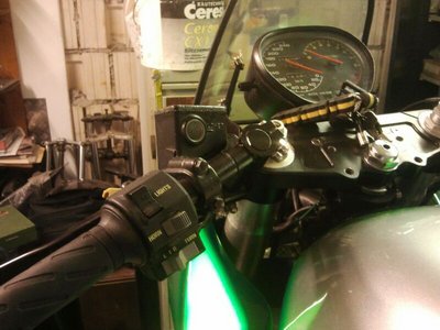 IMG-20130608-WA0000.jpg (69.03 KiB) 8218 mal betrachtet Tortes linkes Lenkerende, sieht aus wie mehrfach verstellbarer Lenker.