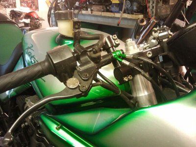 IMG-20130608-WA0003.jpg (81.24 KiB) 8218 mal betrachtet rechts hat er nen andren Bremsflüssigkeitsbehälter sitzen, hier sieht man den verstellbaren Lenker prima